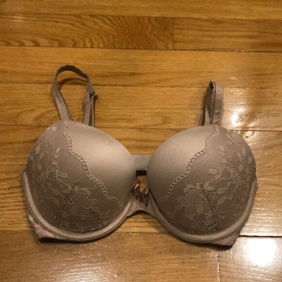 Victoria's Secret Other - 𝅺VICTORIA’S secrets perfect shape bra size 32 D.